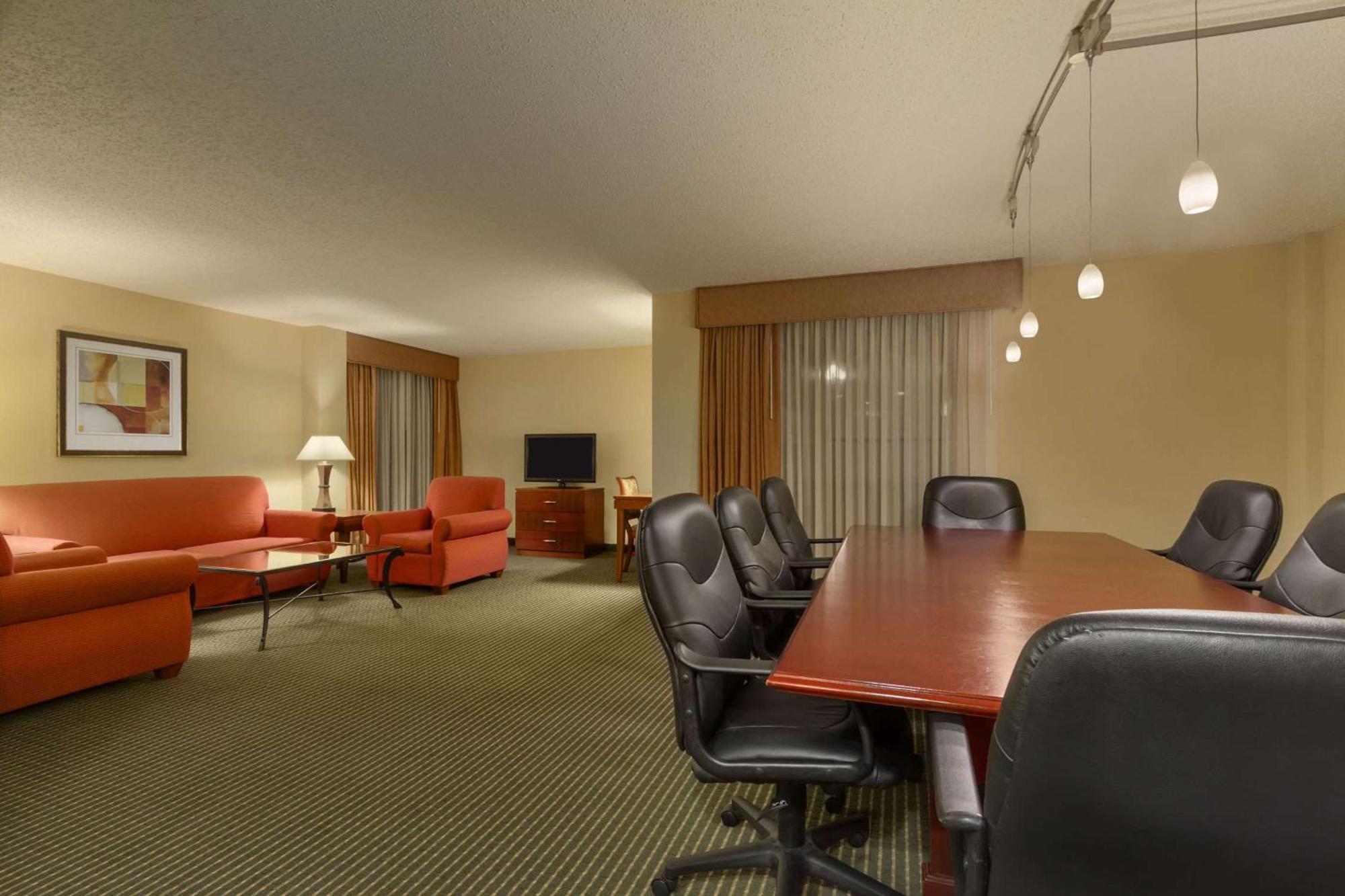 Embassy Suites ווינסטון-סאלם מראה חיצוני תמונה